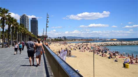 Combineer het met een dagje luieren aan het strand of reis met de trein in een uurtje naar barcelona. Barceloneta beach | Barcelona website | Barcelona City Council