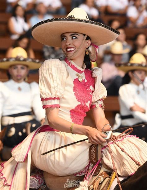 Pin By Charras Escaramuzas On Maquillaje Escaramuza Mexican Costume Mexican Fashion Costumes