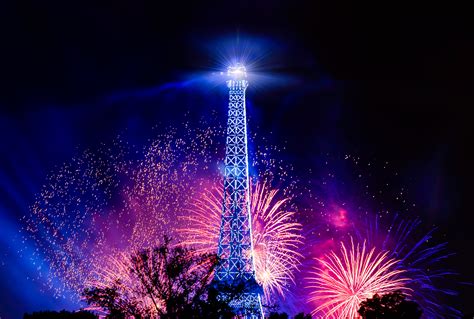 Télécharger Fonds Décran Nouvel An Sous La Tour Eiffel Gratuitement
