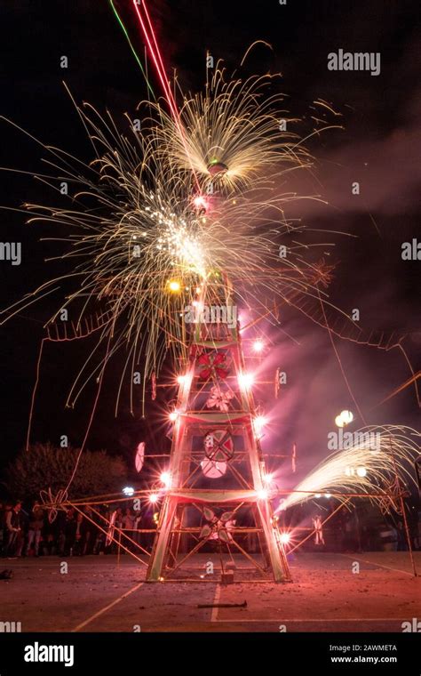 Castillo De Fuegos Artificiales Ecuatorianos Fotografías E Imágenes De