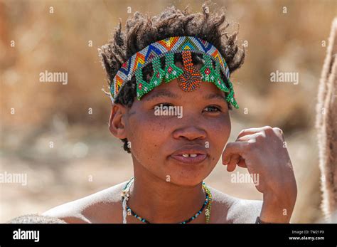 Frau Des Khoisan Stammes Fotos Und Bildmaterial In Hoher Auflösung