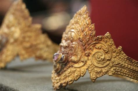 Angkor Era Jewelry Returned To Cambodia
