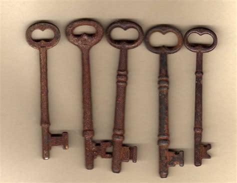 Keep it casual and classy with these fun and festive ideas for ringing in the new year. Rusty Skeleton Keys | Etsy | Old keys, Vintage keys ...