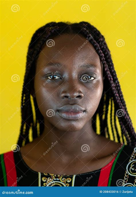 Jovem Negra Africana Fechou Um Retrato Foto De Stock Imagem De