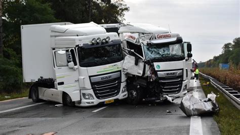 Rotterdam Lkw Unfall Schwerer Unfall In Rheinland Pfalz Strasse Bei