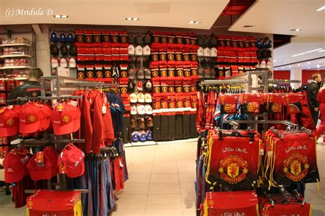 On lazada in malaysia, we provide you with a range of elegant, comfortable and stylish clothes and merchandise of manchester united brand. Official Manchester United Store