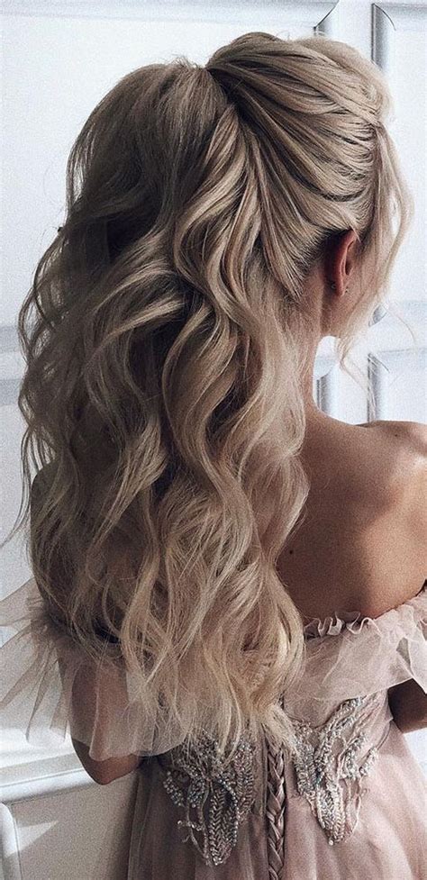 This look has a sophisticated edge without being too high maintenance. 10 Pretty Easy Prom Hairstyles for Long Hair - Prom Long ...