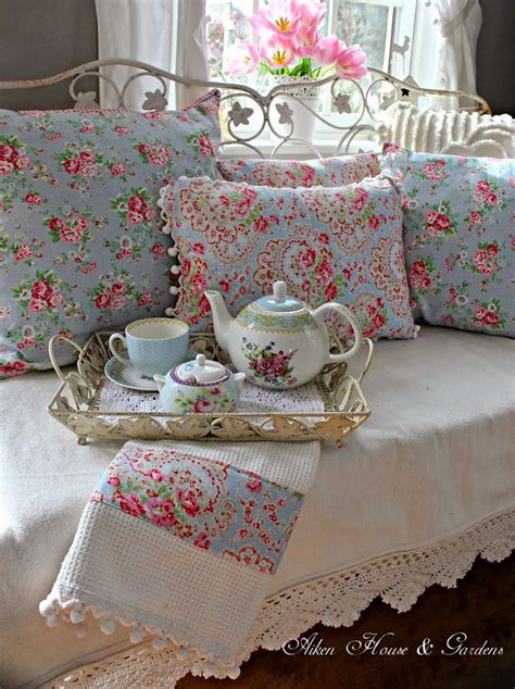 A Cath Kidston Look In The Porch Shabby Chic Bedrooms Shabby Chic