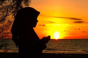 Muslimah siluet ruang muslimah sumber : 25+ Trend Terbaru Gambar Wanita Berhijab Di Pantai Sunset ...