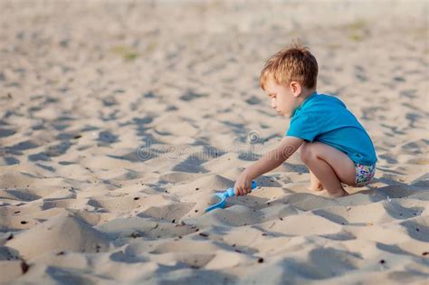 Le Petit B B Jouant Le Sable Joue La Plage Image Stock Image Du