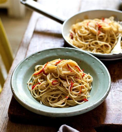 Spaghetti aglio olio is originally from southern italy in naples and many variations exist, some add chili flakes others with parmesan or pecorino and many include parsley. Spaghetti aglio olio e peperoncino | Recipe | Ančovičky ...