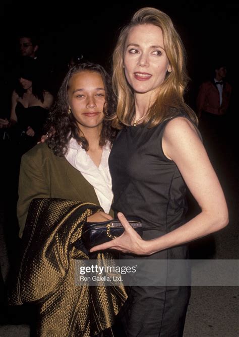 Rashida Jones With Her Mother Peggy Lipton 1990 Peggy Lipton 60s Tv