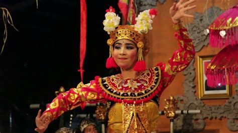 Tari Tradisional Bali Tari Kebyar Duduk Tari Legong Kraton Youtube