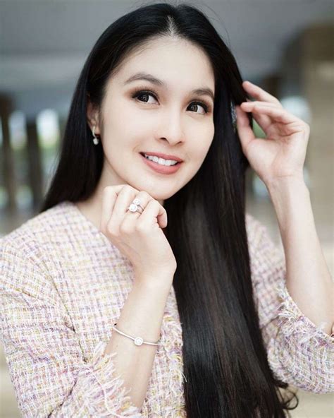 10 Potret Gorgeous Sandra Dewi Definisi Shining Shimering Splendid