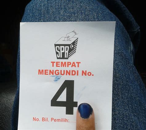 Tidak memakai sebarang logo parti dalam pusat mengundi. faizaleda: 5/5/2013 = Pilihanraya Ke 13 Negara Malaysia