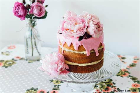 How To Decorate Cakes Using Edible Flowers Cupcake Project