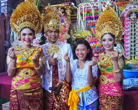 Prosesi Pernikahan Adat Bali Indonesia Emma Sabatini