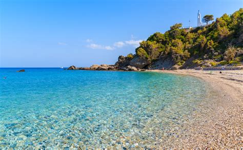 Κατά την αρχαιότητα, η ακμή του νησιού συνδέεται με τον τύραννο. Ανακαλύψτε μια ονειρική παραλία με ένα κατάφυτο φαράγγι ...