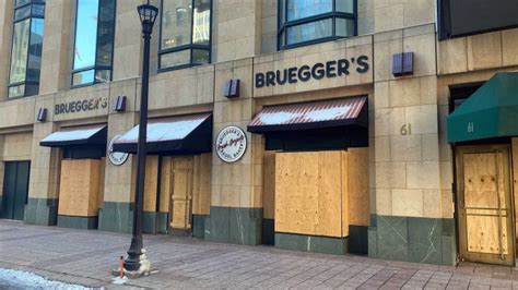 Brueggers Bagels Boards Up In Downtown Minneapolis In Ancitipation Of