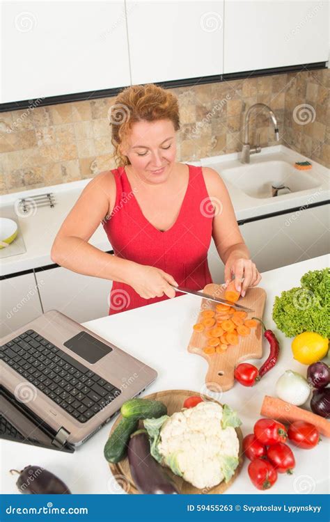 femme au foyer faisant cuire dans la cuisine image stock image du indoors sain 59455263