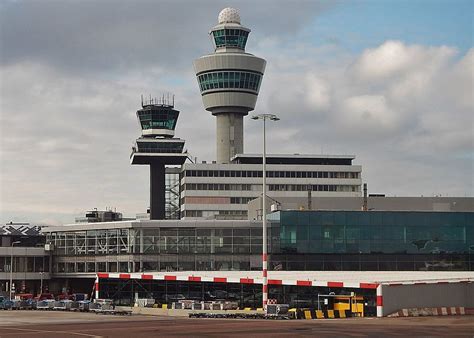 Schiphol airport has effectively one terminal grouped by different piers. Gemeente wil niet meewerken aan NOS-onderzoek naar ...