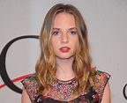 Maya Hawke plays Flower Child in Quentin Tarantino's Once Upon A Time ...