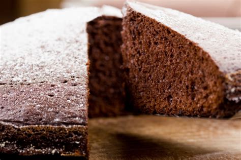 Una torta a base di cacao amaro in polvere, senza burro. 2 modi diversi per preparare la torta al cioccolato Bimby ...