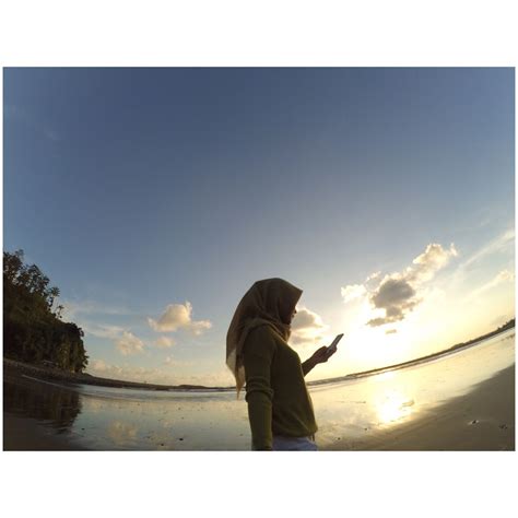 Rasa rindu yang datang itu bisa ditafsirkan dalam berbagai persepsi. Foto Wanita Muslimah Senja | Jilbab Gallery