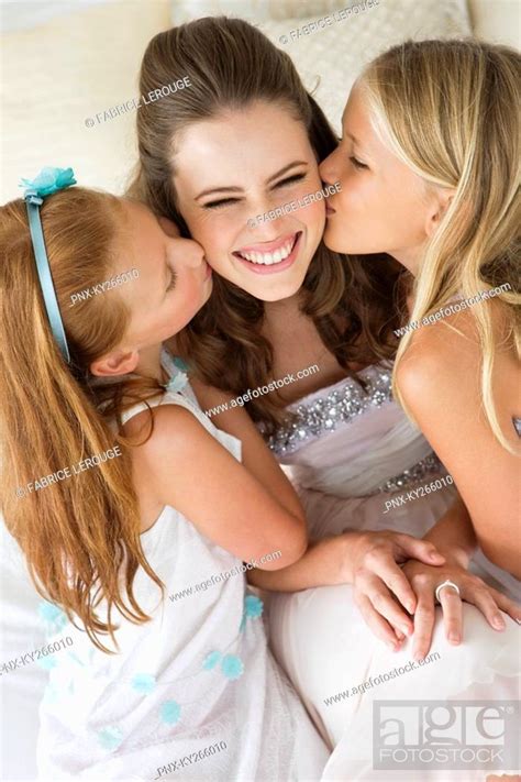 Ausblick Bild Schweizerisch Girls Kissing Girls In Bed Ausrüstung