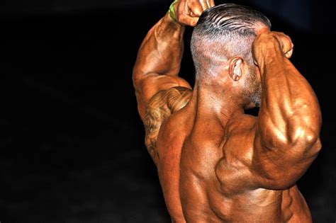 male bodybuilding contestant doing a back double biceps pose 照片檔及更多 中央部分 照片 istock