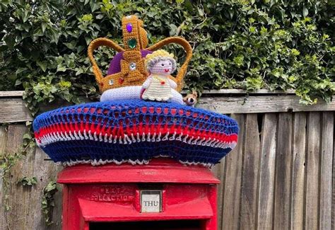 Jubilee 2022 Istead Rise Yarn Bombers Knit Postbox Toppers For The Queens Platinum Jubilee
