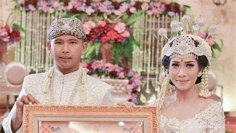 Kreasi mahar pernikahan unik dibuat dengan paduan bunga, uang kertas atau uang koin, foto ravy26house adalah jasa hias mahar pernikahan unik bentuk pop up atau pop up mahar. 5 Kreasi Mahar Pernikahan Unik dan Penuh Makna