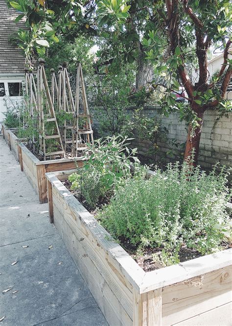 Easy to do with just a drill. MAKE IT YOURSELF // How to Build Raised Vegetable Beds | Vegetable bed, Tomato trellis ...