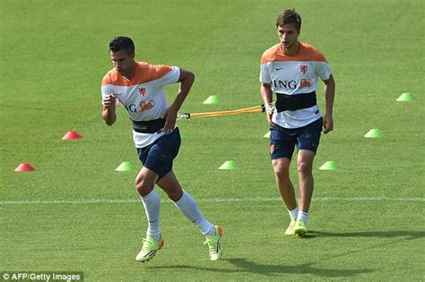 Robin Van Persie Injury Scare For Holland As Captain Leaves World Cup Training Camp Daily Mail