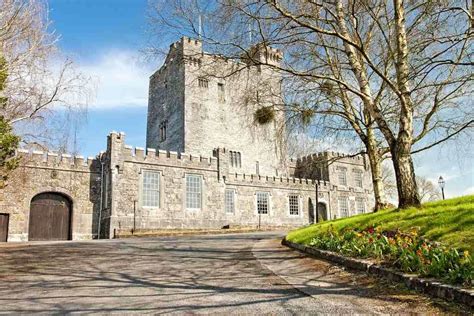 A Guide To Knappogue Castle In Ireland And Its Banquet Show
