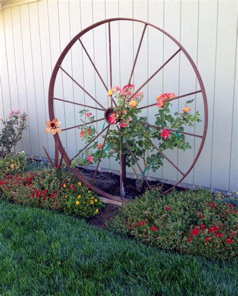 20 Gorgeous Cheap Front Yard Decorating With Wagon Wheel Wagon Wheel