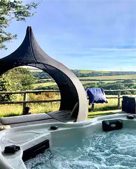 16 Best Airbnbs With Hot Tubs Cabins To Hen Houses