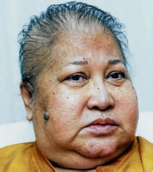 Ibunya, seniwati azean irdawaty turut hadir. Blog Santai: Azean Irdawaty kritikal