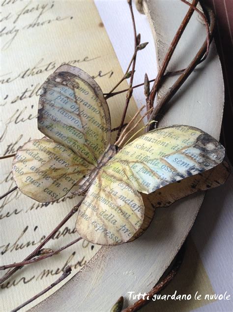 Sfondo con fiori e farfalle. Tutti guardano le nuvole: Coroncina rose e farfalle