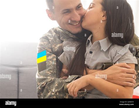 Su Hija Adolescente Le Dice A Adiós A Su Militar Soldado Ucraniano El