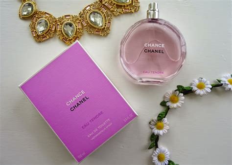 Зовсім не згідна, що tendre схожий на шампунь чи гель для душу, це просто неподобство, так обізвати благородну шанель. all things beautiful: Review | Chanel Chance Eau Tendre.