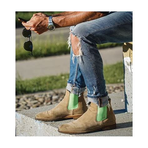 Here are 12 ways to wear and style chelsea boots during fall winter. Serfan Chelsea Boot Herren Wildleder Beige Grün Crepe Sole