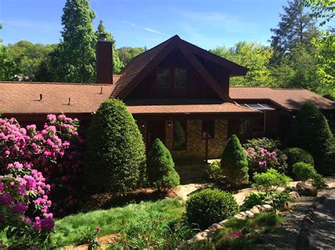 Blowing rock, affectionately called the crown of the blue ridge, is a beautiful small town surprisingly packed with entertainment ensured to make your trip to the mountains memorable. Blowing Rock NC Chamber