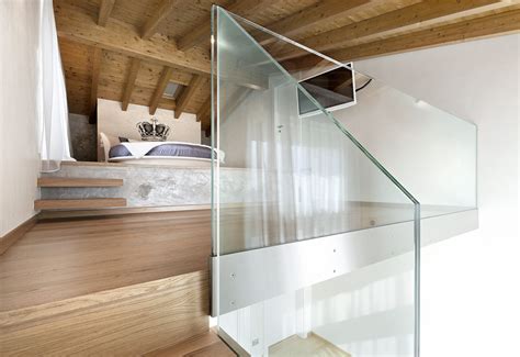 A livello locale non è stato possibile trovare una ditta in grado di realizzare una scala di questo tipo. Scala a sbalzo in legno con ringhiera in vetro - Officine ...