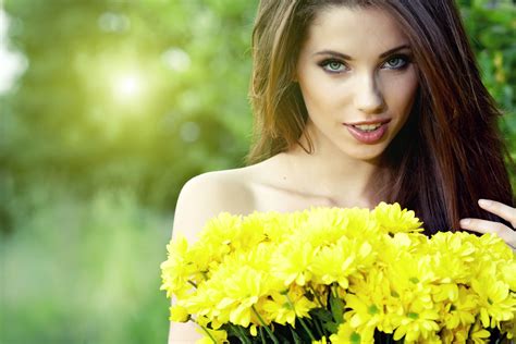 Молодая красивая девушка с букетом желтых хризантем обои для рабочего