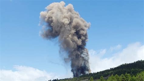 Spain Over 5000 People Evacuated As Volcano Erupts On La Palma Island