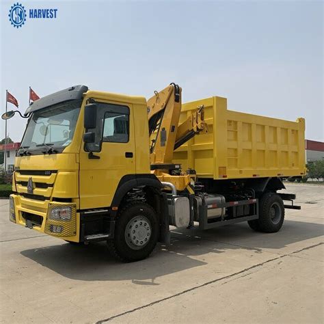 Sinotruk Howo 266hp 4x2 SQZ105 3 Dump Truck Mounted 5 Ton Crane Truck