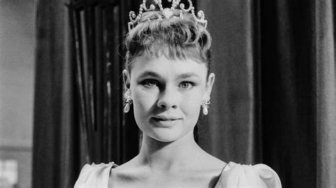 20 Heavenly Archive Images Of Judi Dench Judy Dench Hair Judi Dench