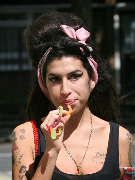 Amy winehouse was born and raised in london, england, the daughter of janis and mitch winehouse and the brother of alex winehouse, who was born four years earlier. Lo que Amy Winehouse gastaba en drogas ~ cotibluemos
