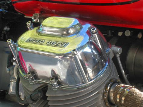 La moto guzzi v7 700 è un modello di motocicletta turistico prodotto dalla casa di mandello dal 1965 al 1969. 1969 Moto Guzzi V700 - RocketGarage - Cafe Racer Magazine